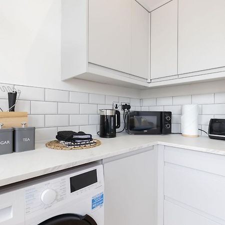 Beautifully Presented Newly Renovated City-Centre Apartment In 첼튼엄 외부 사진