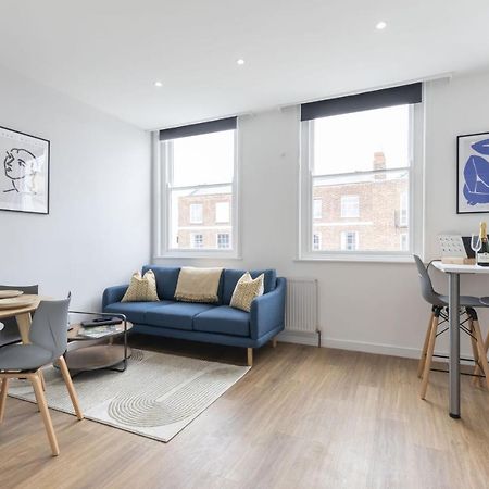 Beautifully Presented Newly Renovated City-Centre Apartment In 첼튼엄 외부 사진