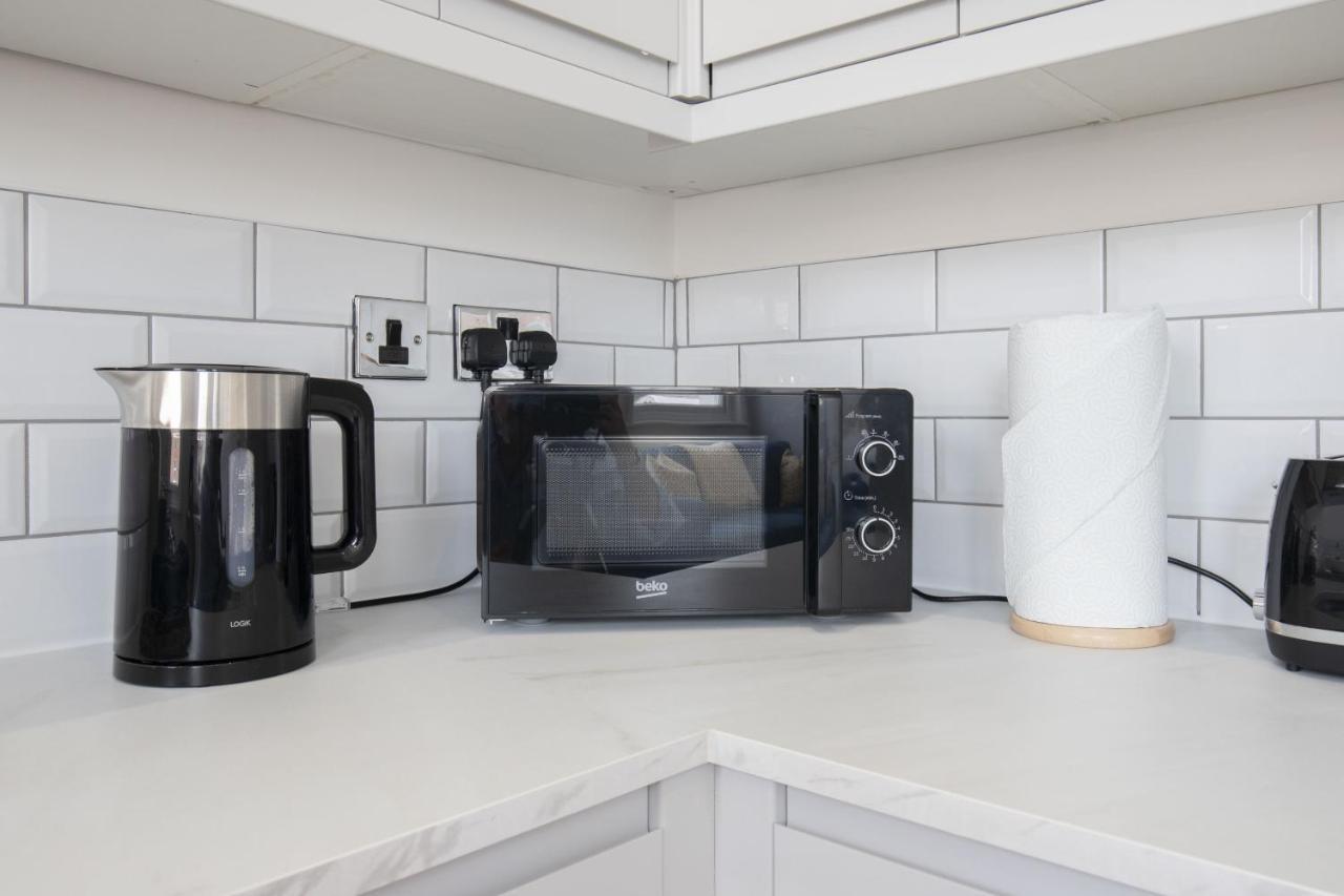 Beautifully Presented Newly Renovated City-Centre Apartment In 첼튼엄 외부 사진