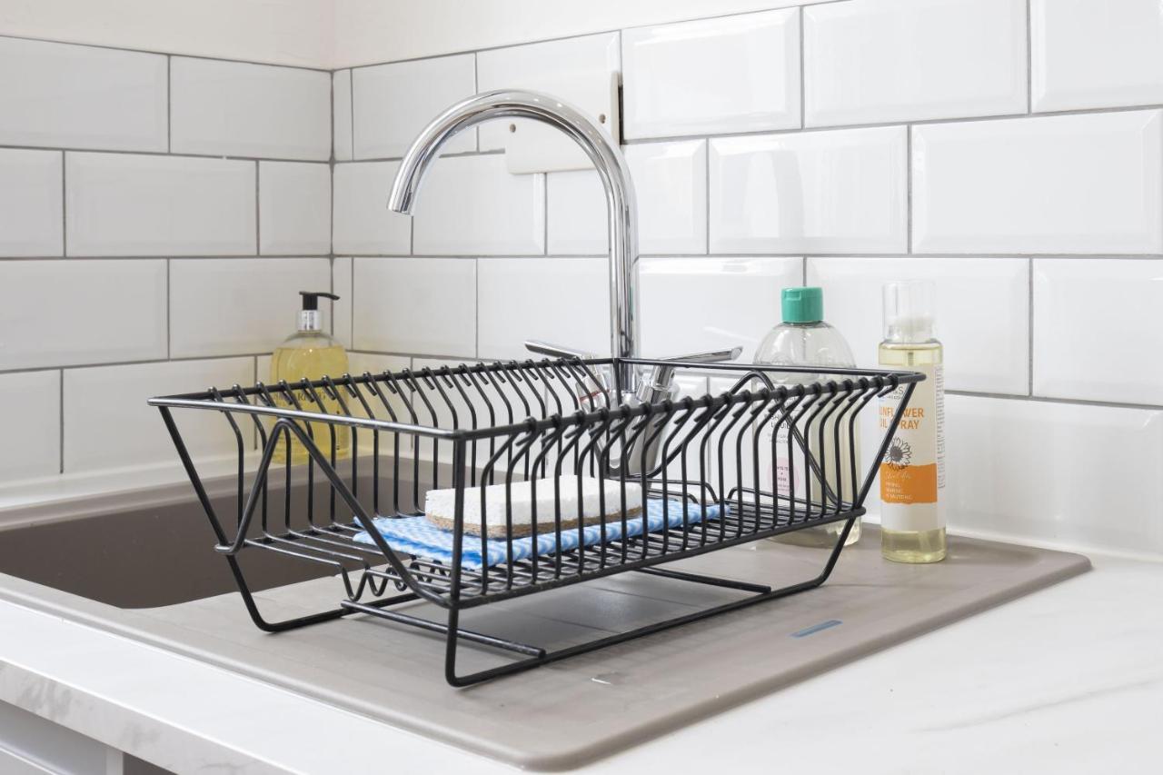 Beautifully Presented Newly Renovated City-Centre Apartment In 첼튼엄 외부 사진