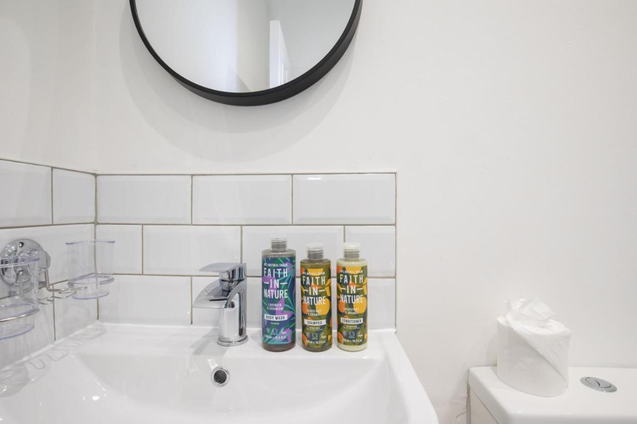 Beautifully Presented Newly Renovated City-Centre Apartment In 첼튼엄 외부 사진