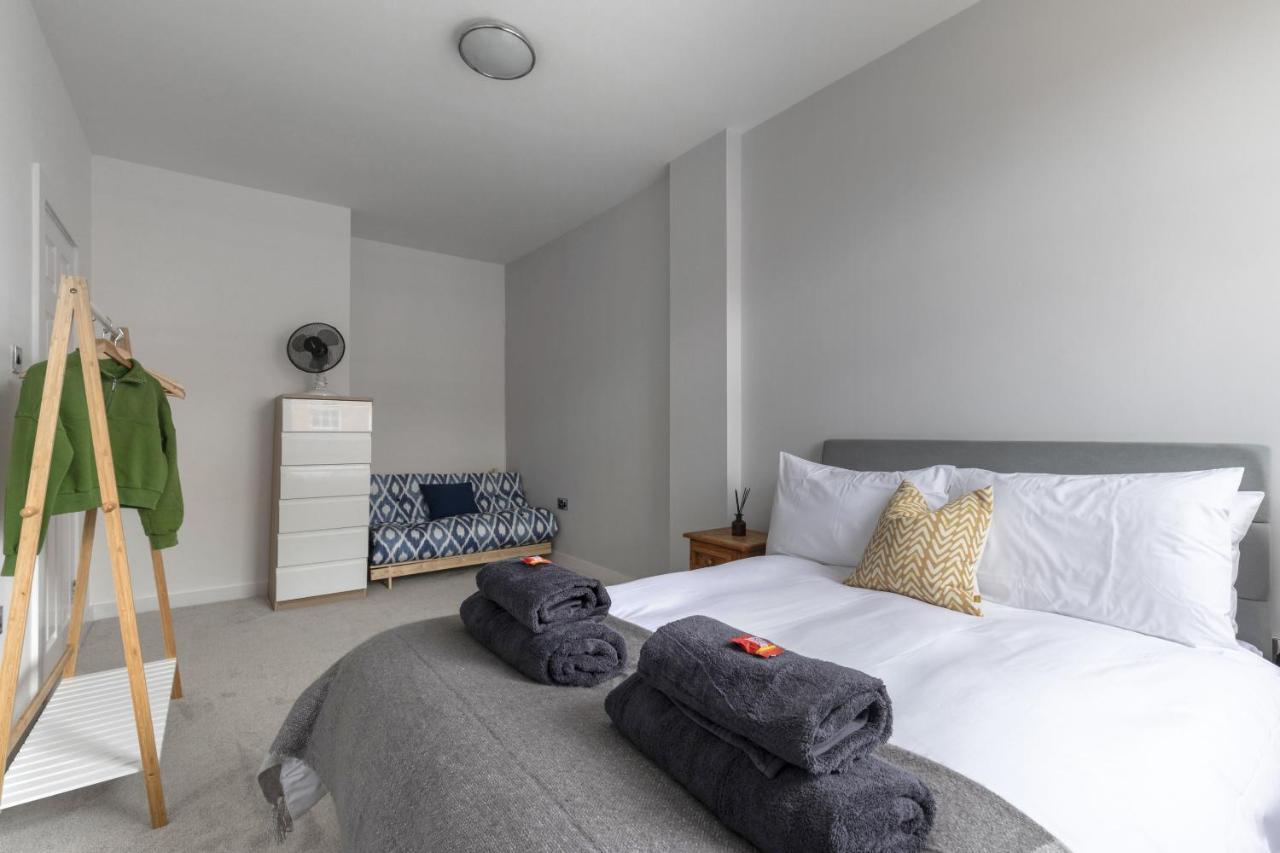 Beautifully Presented Newly Renovated City-Centre Apartment In 첼튼엄 외부 사진