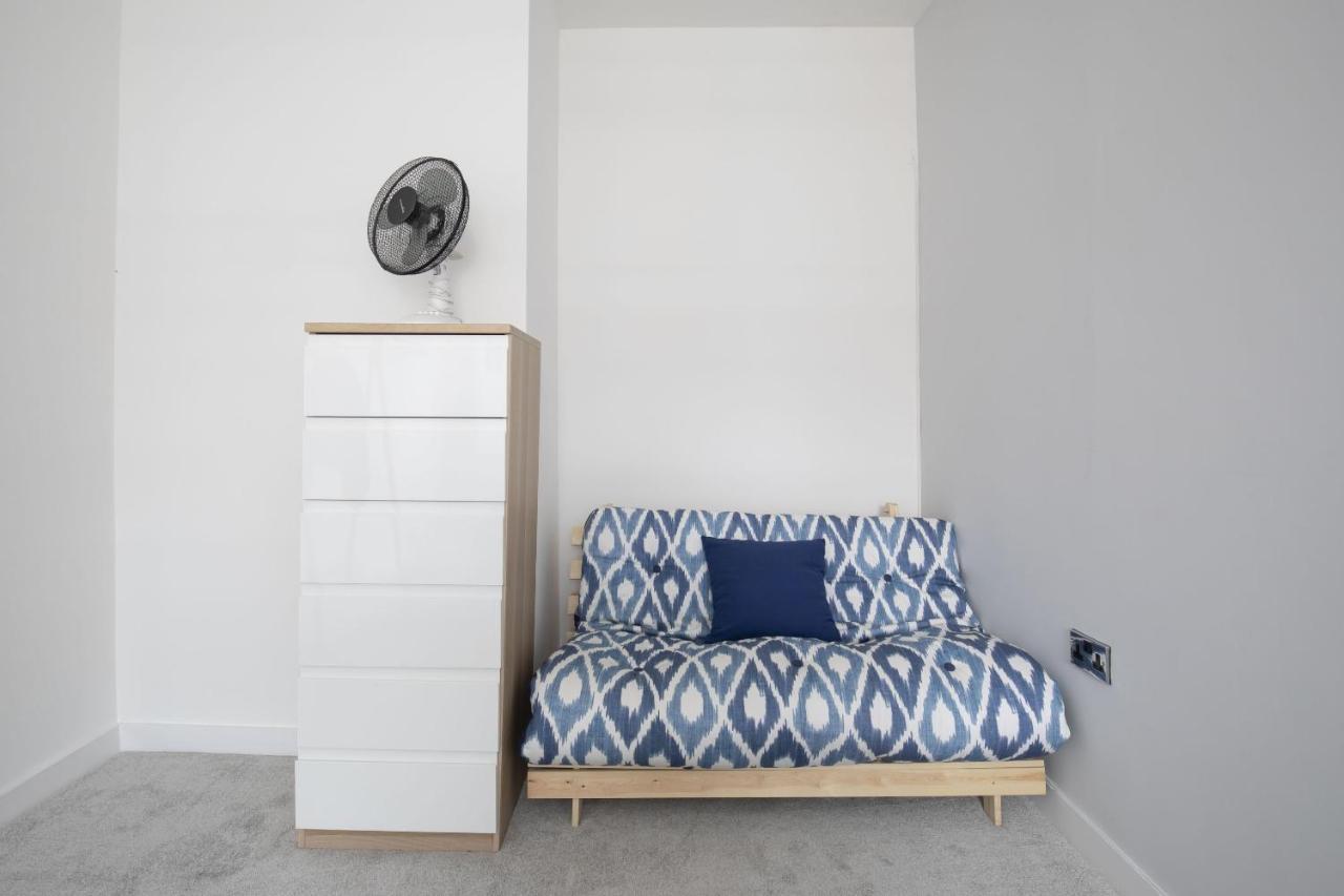 Beautifully Presented Newly Renovated City-Centre Apartment In 첼튼엄 외부 사진