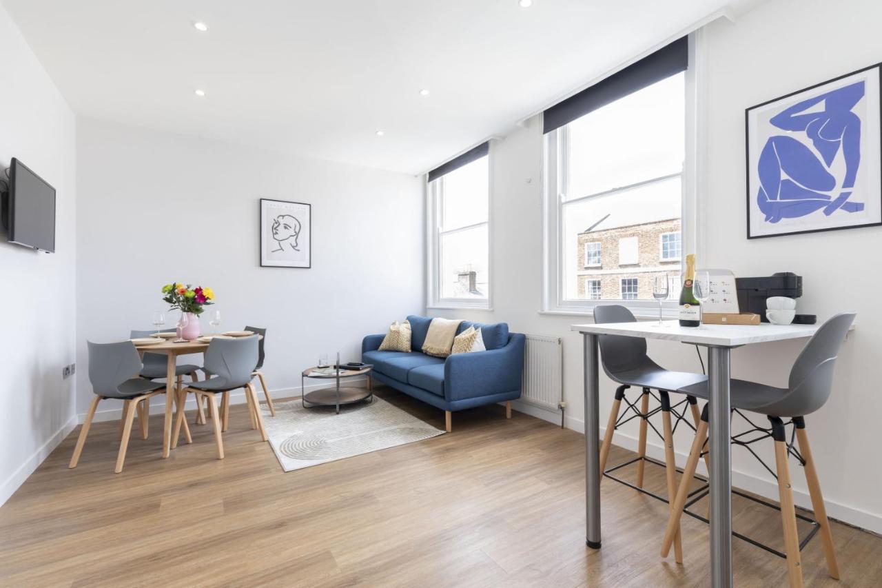 Beautifully Presented Newly Renovated City-Centre Apartment In 첼튼엄 외부 사진