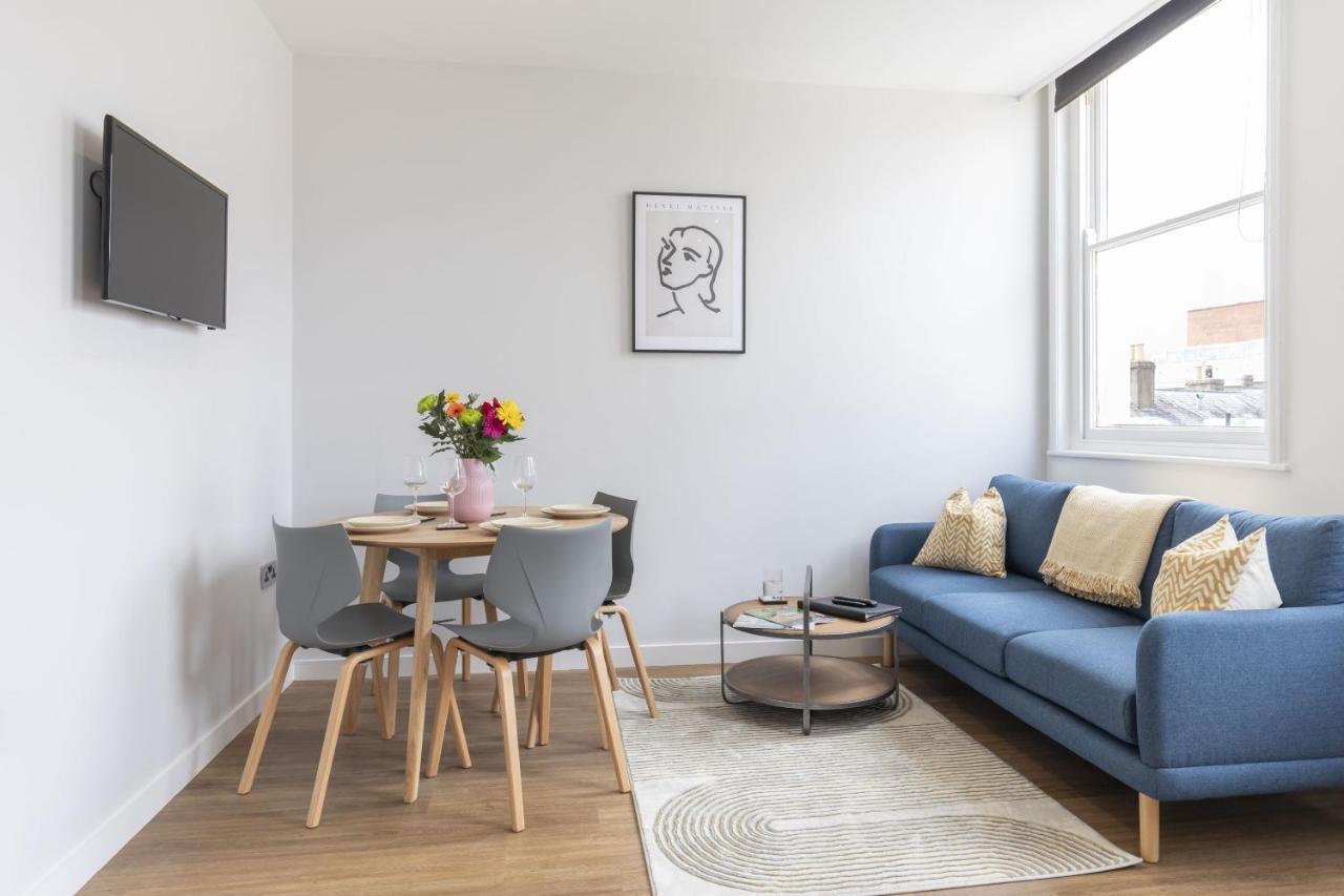 Beautifully Presented Newly Renovated City-Centre Apartment In 첼튼엄 외부 사진