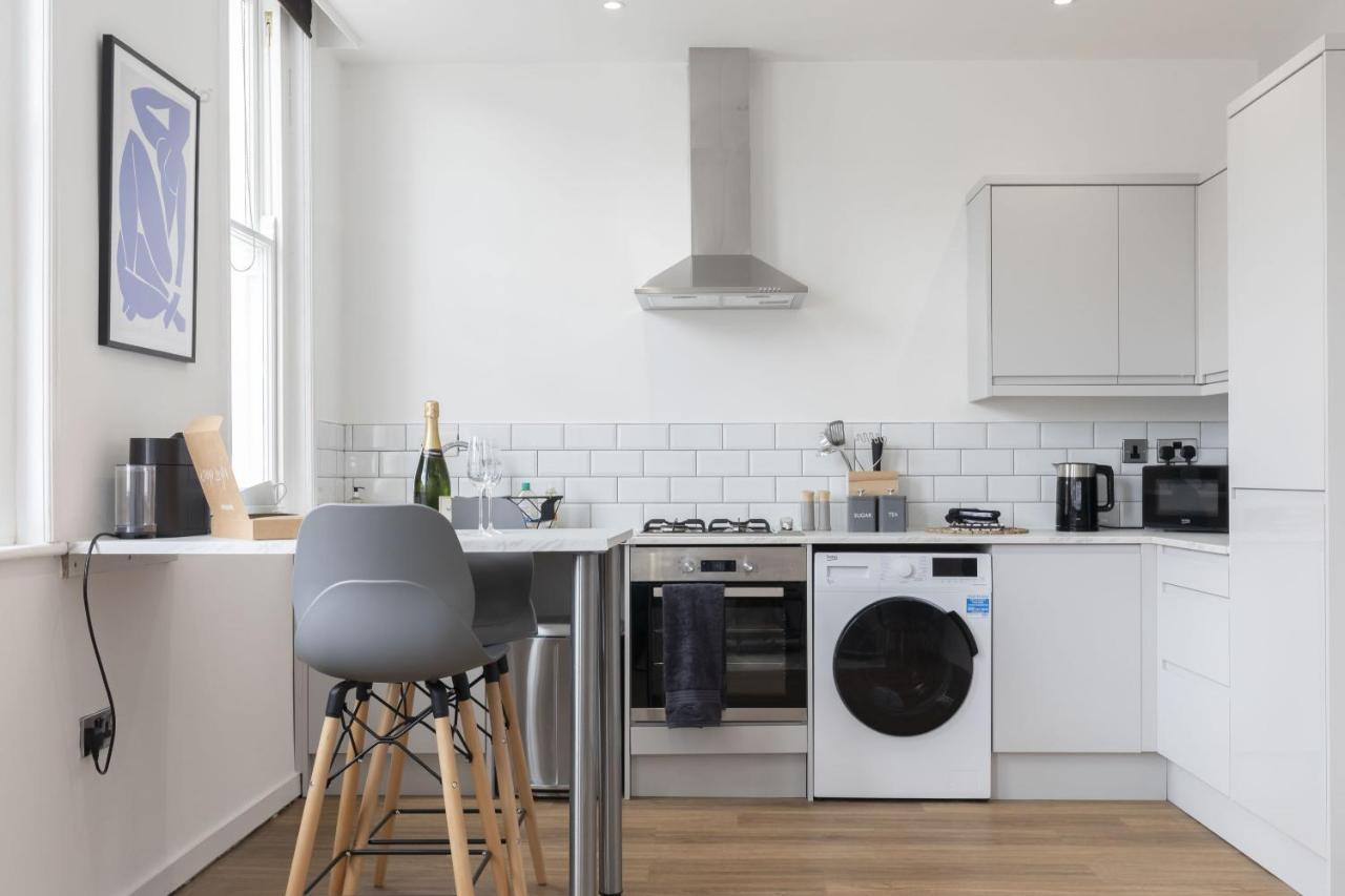Beautifully Presented Newly Renovated City-Centre Apartment In 첼튼엄 외부 사진