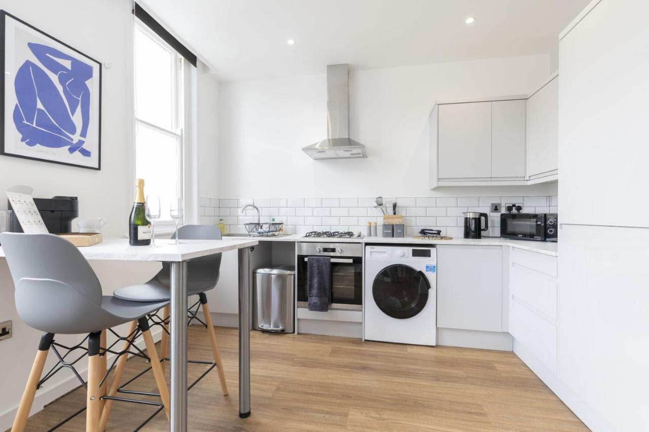Beautifully Presented Newly Renovated City-Centre Apartment In 첼튼엄 외부 사진
