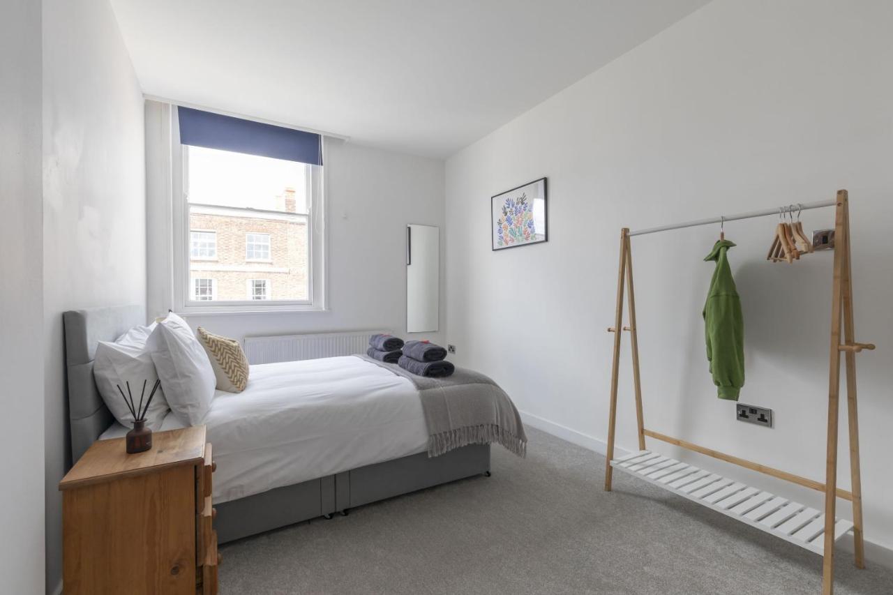 Beautifully Presented Newly Renovated City-Centre Apartment In 첼튼엄 외부 사진