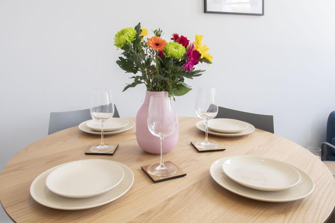 Beautifully Presented Newly Renovated City-Centre Apartment In 첼튼엄 외부 사진