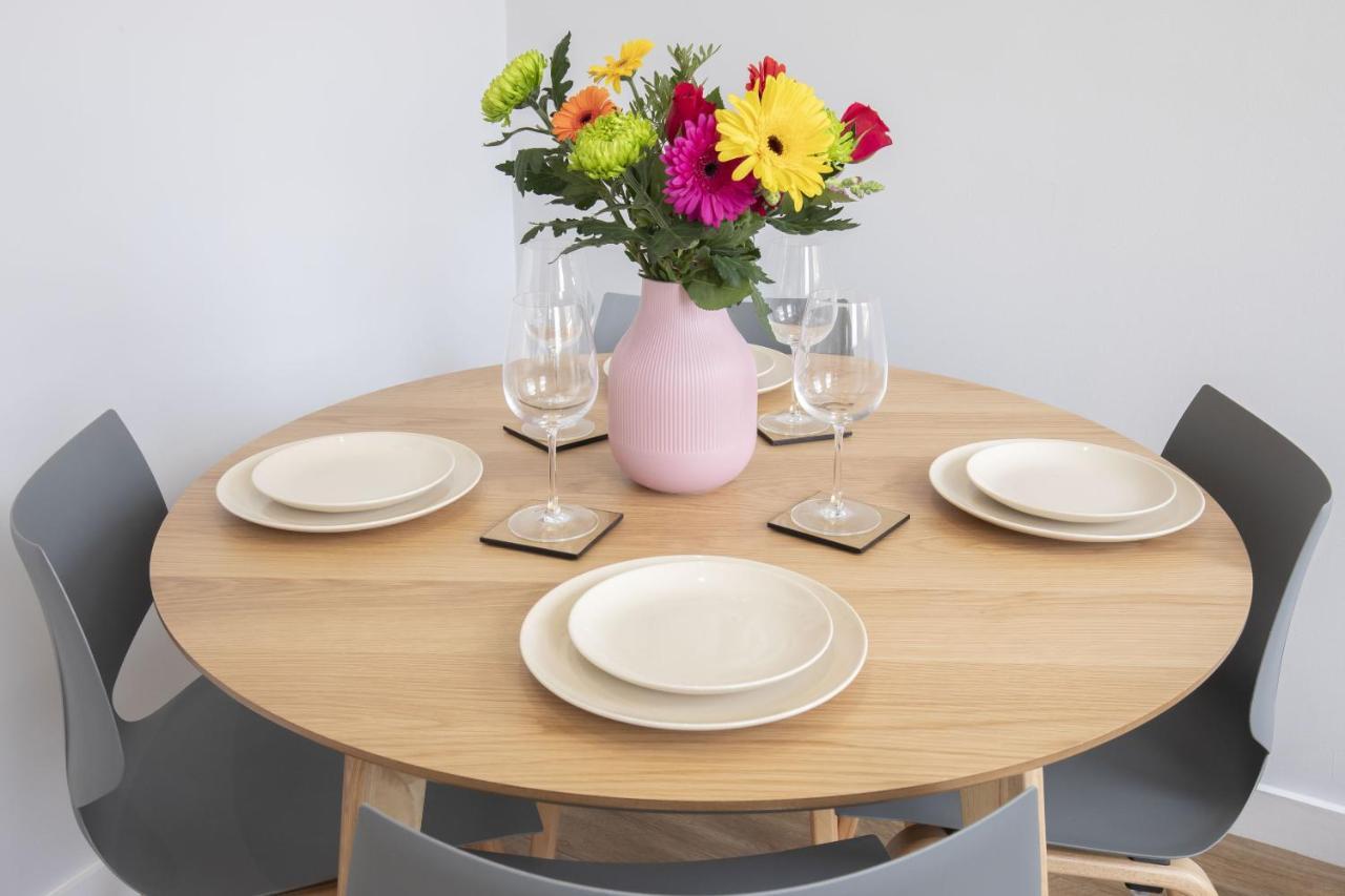 Beautifully Presented Newly Renovated City-Centre Apartment In 첼튼엄 외부 사진